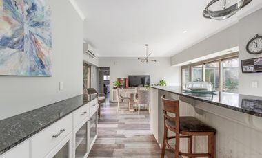 VENTA - Casa de 5 ambientes con jardín y pileta en BERNAL