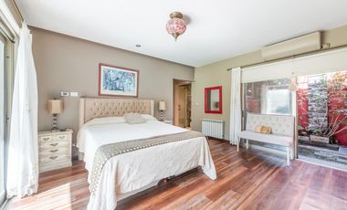 VENTA - Casa de 5 ambientes con jardín y pileta en BERNAL