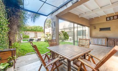 VENTA - Casa de 5 ambientes con jardín y pileta en BERNAL