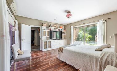 VENTA - Casa de 5 ambientes con jardín y pileta en BERNAL