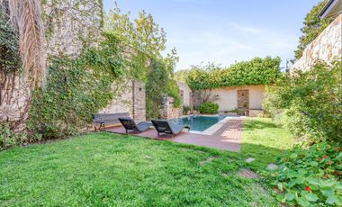 VENTA - Casa de 5 ambientes con jardín y pileta en BERNAL