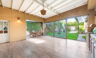 VENTA - Casa de 5 ambientes con jardín y pileta en BERNAL
