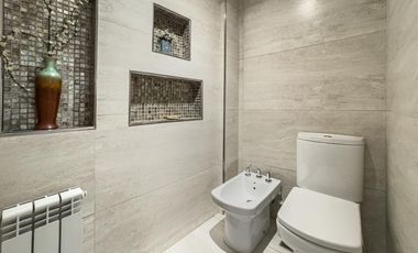 VENTA - Casa de 5 ambientes con jardín y pileta en BERNAL