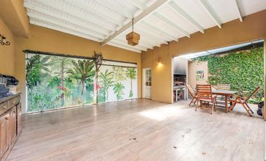 VENTA - Casa de 5 ambientes con jardín y pileta en BERNAL