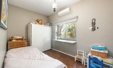 VENTA - Casa de 5 ambientes con jardín y pileta en BERNAL