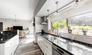 VENTA - Casa de 5 ambientes con jardín y pileta en BERNAL