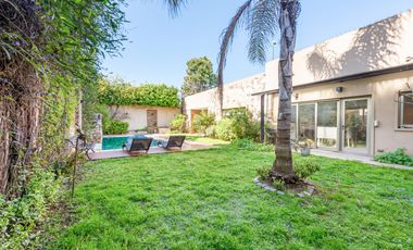VENTA - Casa de 5 ambientes con jardín y pileta en BERNAL