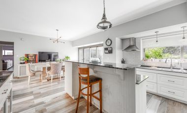 VENTA - Casa de 5 ambientes con jardín y pileta en BERNAL