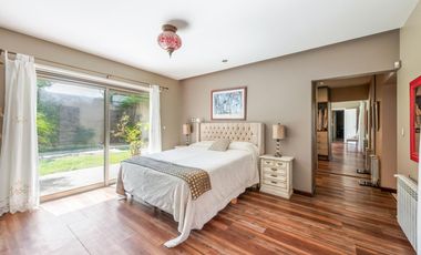 VENTA - Casa de 5 ambientes con jardín y pileta en BERNAL