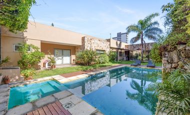 VENTA - Casa de 5 ambientes con jardín y pileta en BERNAL
