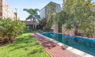 VENTA - Casa de 5 ambientes con jardín y pileta en BERNAL