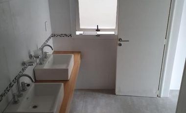 DEPARTAMENTOS EN SEMI PISOS 3 AMB. AL FRENTE CON COCHERA