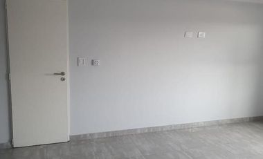 DEPARTAMENTOS EN SEMI PISOS 3 AMB. AL FRENTE CON COCHERA