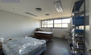 Fracción Industrial de Prestigio en Ruta 8 con Amplias Posibilidades