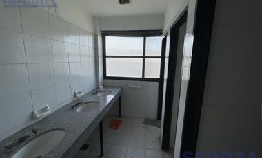 Fracción Industrial de Prestigio en Ruta 8 con Amplias Posibilidades