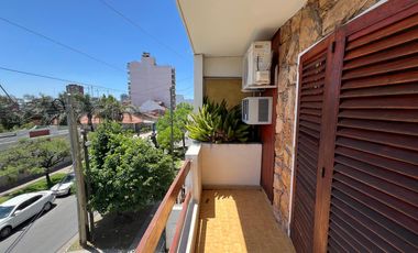 Casa triplex cuatro ambientes a la venta en Wilde Centro