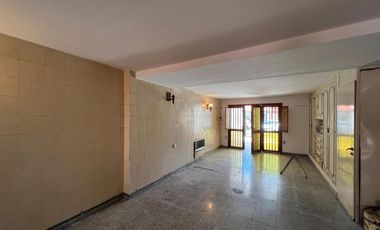 Casa triplex cuatro ambientes a la venta en Wilde Centro