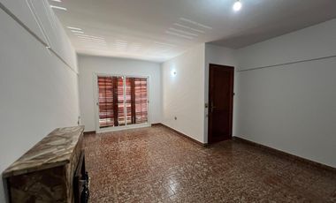 Casa triplex cuatro ambientes a la venta en Wilde Centro