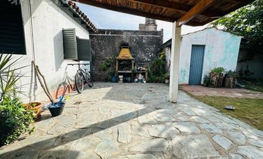 Venta de Casa 4 ambientes con cochera y fondo libre en Quilmes Oeste (31722)