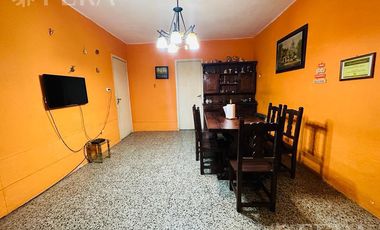 Venta de Casa 4 ambientes con cochera y fondo libre en Quilmes Oeste (31722)