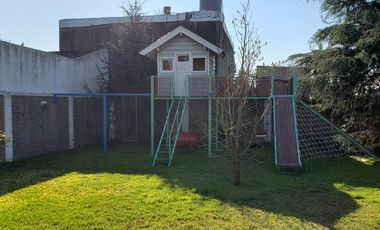 Casa de categoría con piscina, quincho y parque en Berazategui Centro