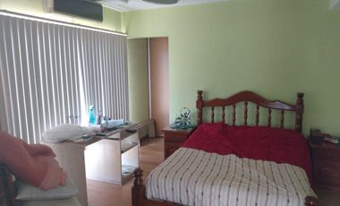 Casa de categoría con piscina, quincho y parque en Berazategui Centro