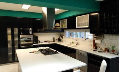 Casa de categoría con piscina, quincho y parque en Berazategui Centro