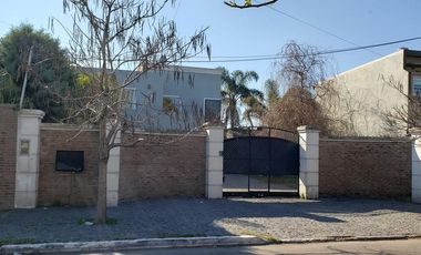 Casa de categoría con piscina, quincho y parque en Berazategui Centro