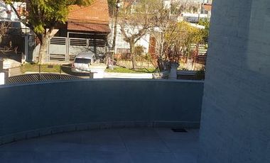 Casa de categoría con piscina, quincho y parque en Berazategui Centro