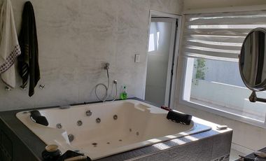 Casa de categoría con piscina, quincho y parque en Berazategui Centro