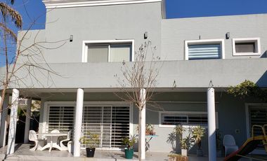 Casa de categoría con piscina, quincho y parque en Berazategui Centro