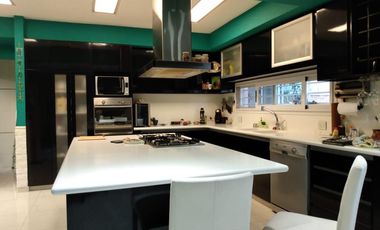 Casa de categoría con piscina, quincho y parque en Berazategui Centro