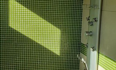 Casa de categoría con piscina, quincho y parque en Berazategui Centro