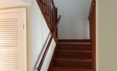 VENTA DE AMPLIA CASA Y LOTE ADICIONAL EN HOWARD