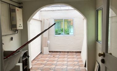 VENTA DE AMPLIA CASA Y LOTE ADICIONAL EN HOWARD