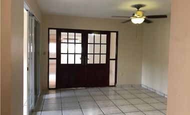 VENTA DE AMPLIA CASA Y LOTE ADICIONAL EN HOWARD