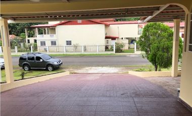 VENTA DE AMPLIA CASA Y LOTE ADICIONAL EN HOWARD