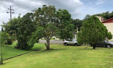 VENTA DE AMPLIA CASA Y LOTE ADICIONAL EN HOWARD