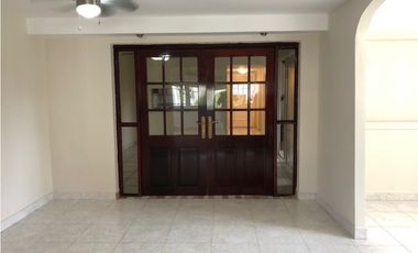 VENTA DE AMPLIA CASA Y LOTE ADICIONAL EN HOWARD