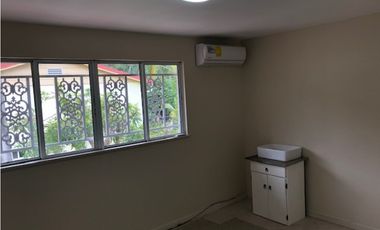 VENTA DE AMPLIA CASA Y LOTE ADICIONAL EN HOWARD