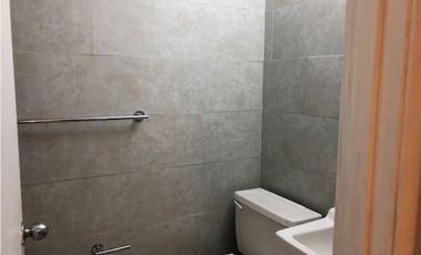 VENTA DE AMPLIA CASA Y LOTE ADICIONAL EN HOWARD