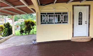 VENTA DE AMPLIA CASA Y LOTE ADICIONAL EN HOWARD