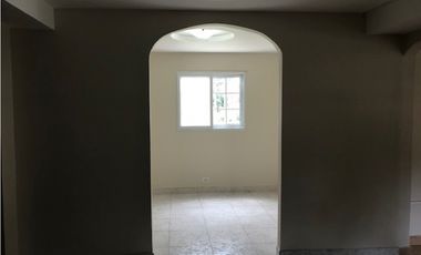 VENTA DE AMPLIA CASA Y LOTE ADICIONAL EN HOWARD