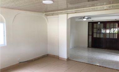 VENTA DE AMPLIA CASA Y LOTE ADICIONAL EN HOWARD