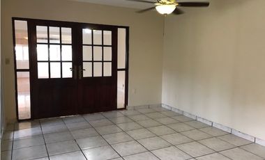 VENTA DE AMPLIA CASA Y LOTE ADICIONAL EN HOWARD