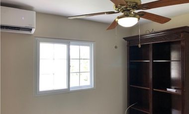 VENTA DE AMPLIA CASA Y LOTE ADICIONAL EN HOWARD