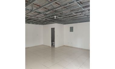 En alquiler local comercial de 42 m2 en el Carmen - Bella Vista.