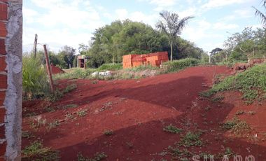 Hermoso terreno en esquina con casa a Terminar en Capiovy Misiones