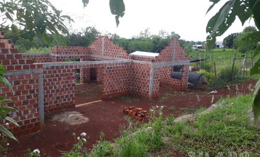 Hermoso terreno en esquina con casa a Terminar en Capiovy Misiones