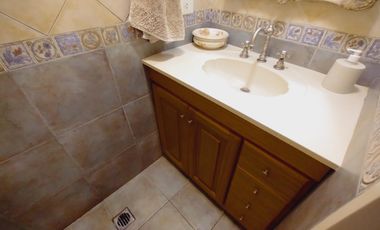 VENTA CASA 5 AMBIENTES CON JARDÍN BARRIO PARQUE BERNAL